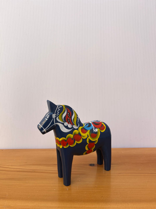 Cheval en bois sculpté suédois