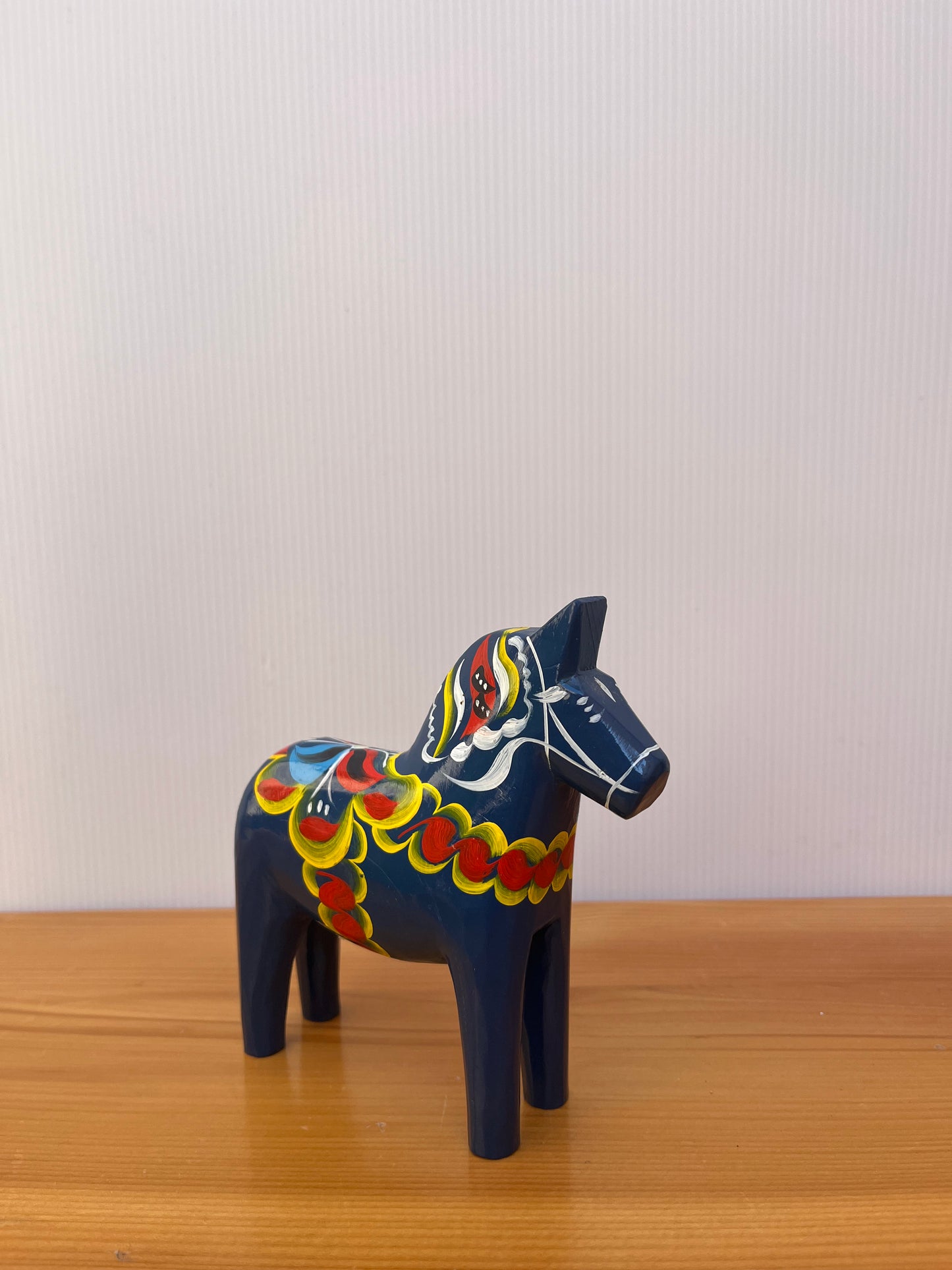 Cheval en bois sculpté suédois