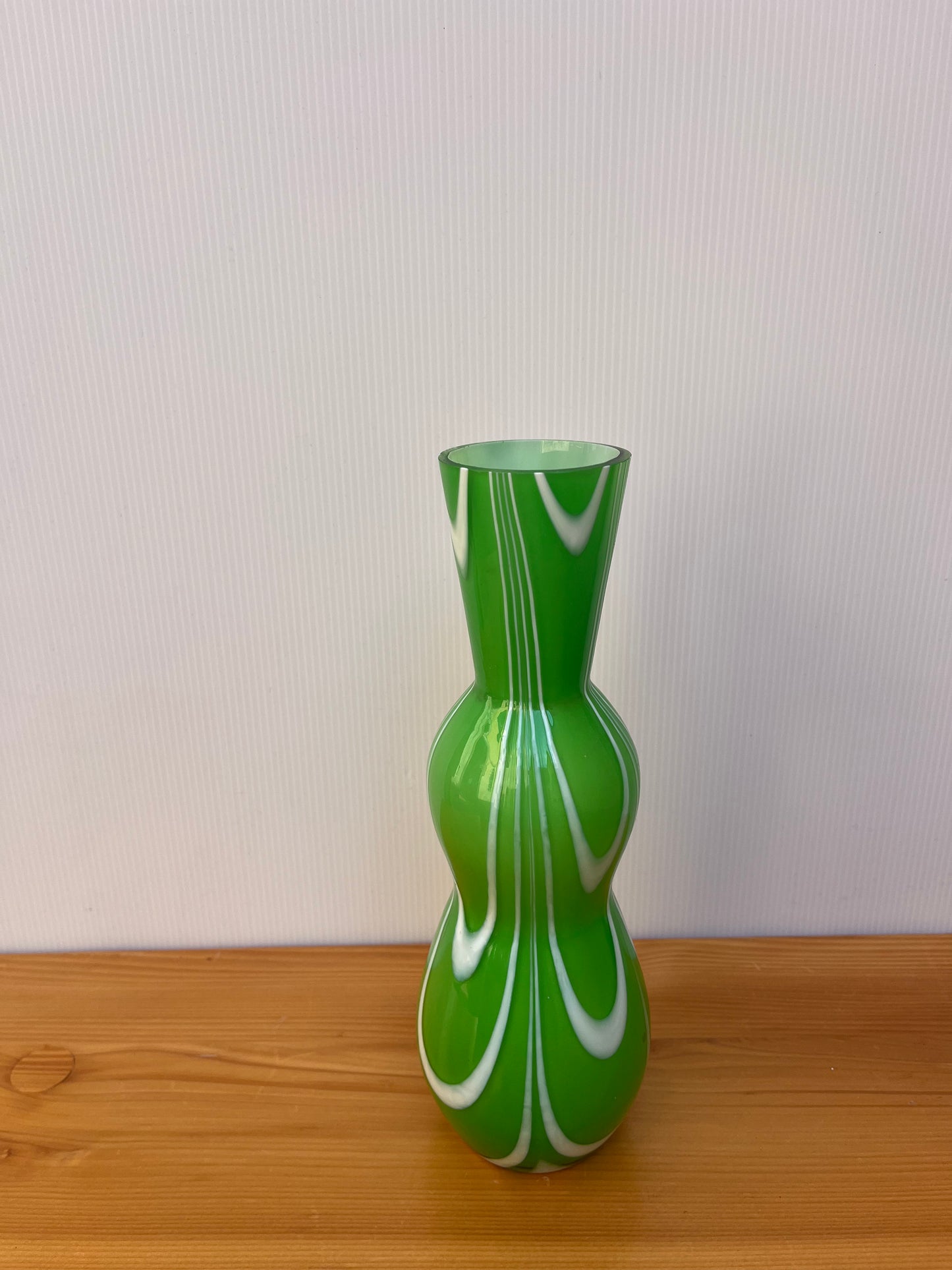 Vase en verre vert et blanc