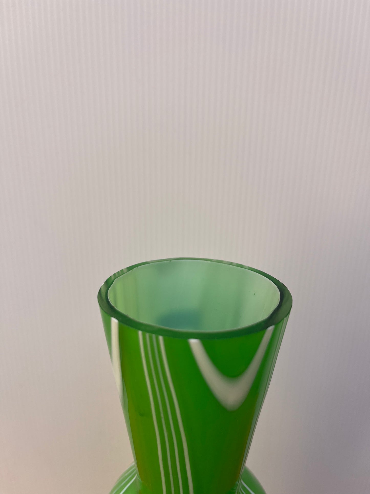 Vase en verre vert et blanc