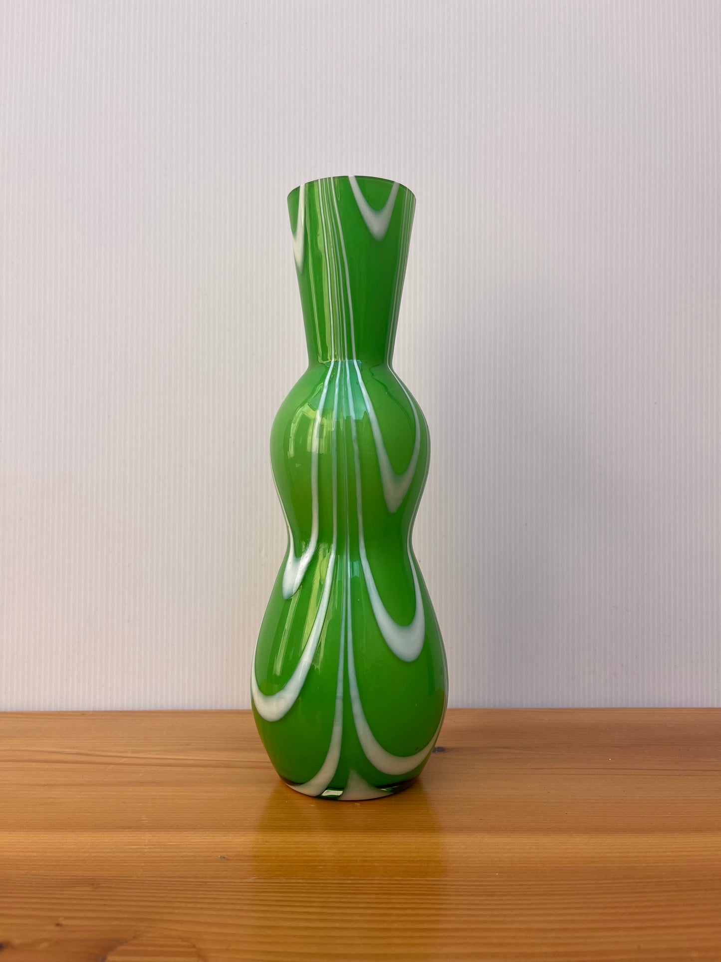 Vase en verre vert et blanc