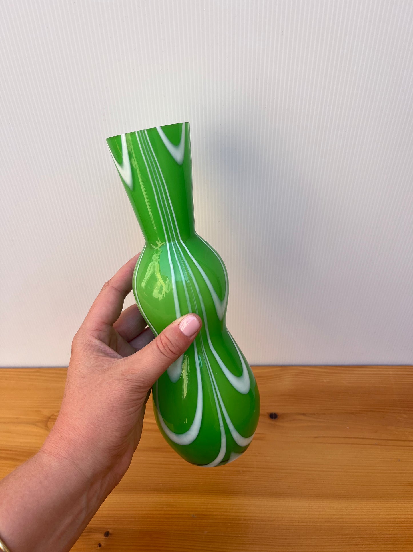 Vase en verre vert et blanc