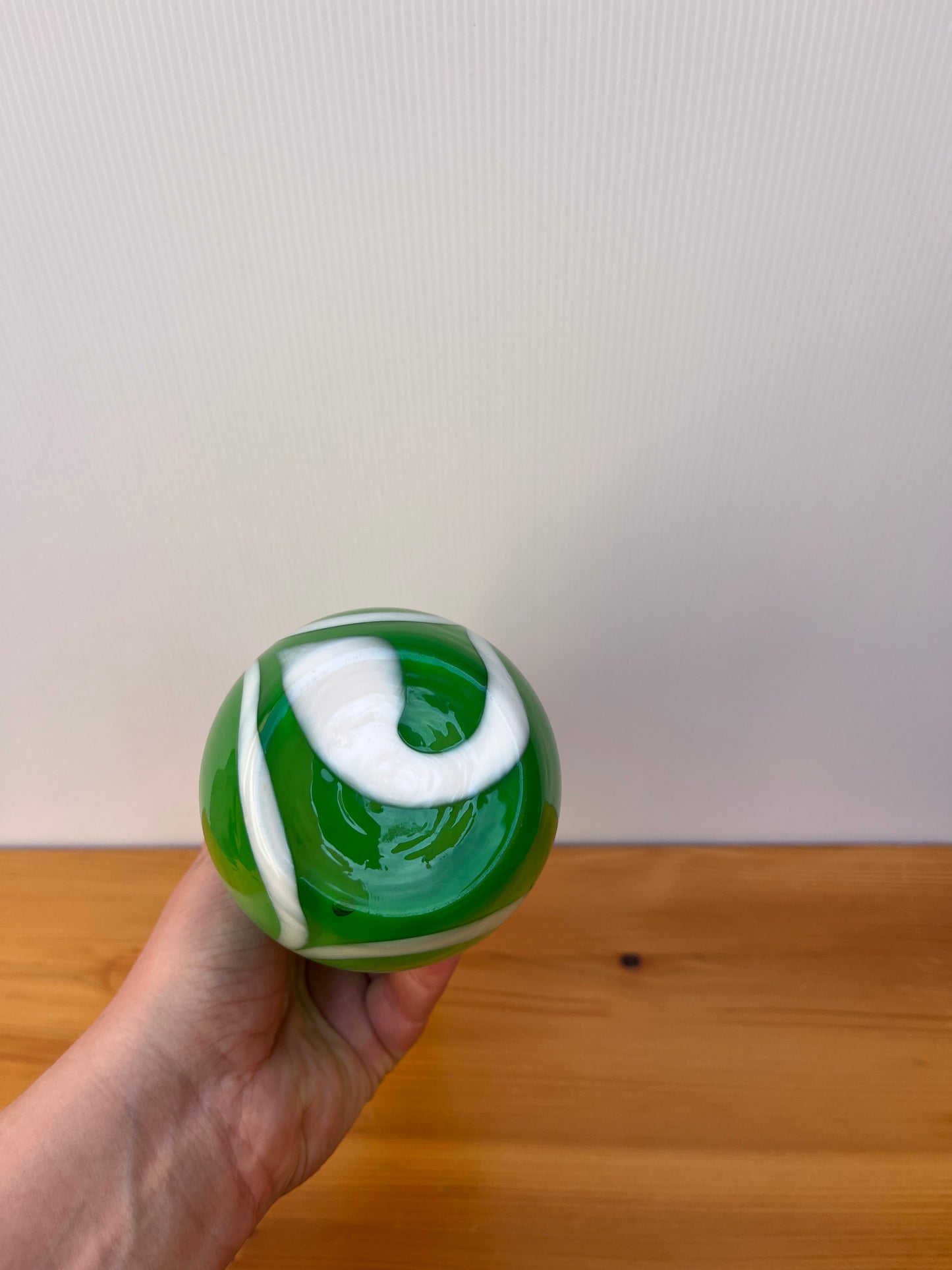 Vase en verre vert et blanc