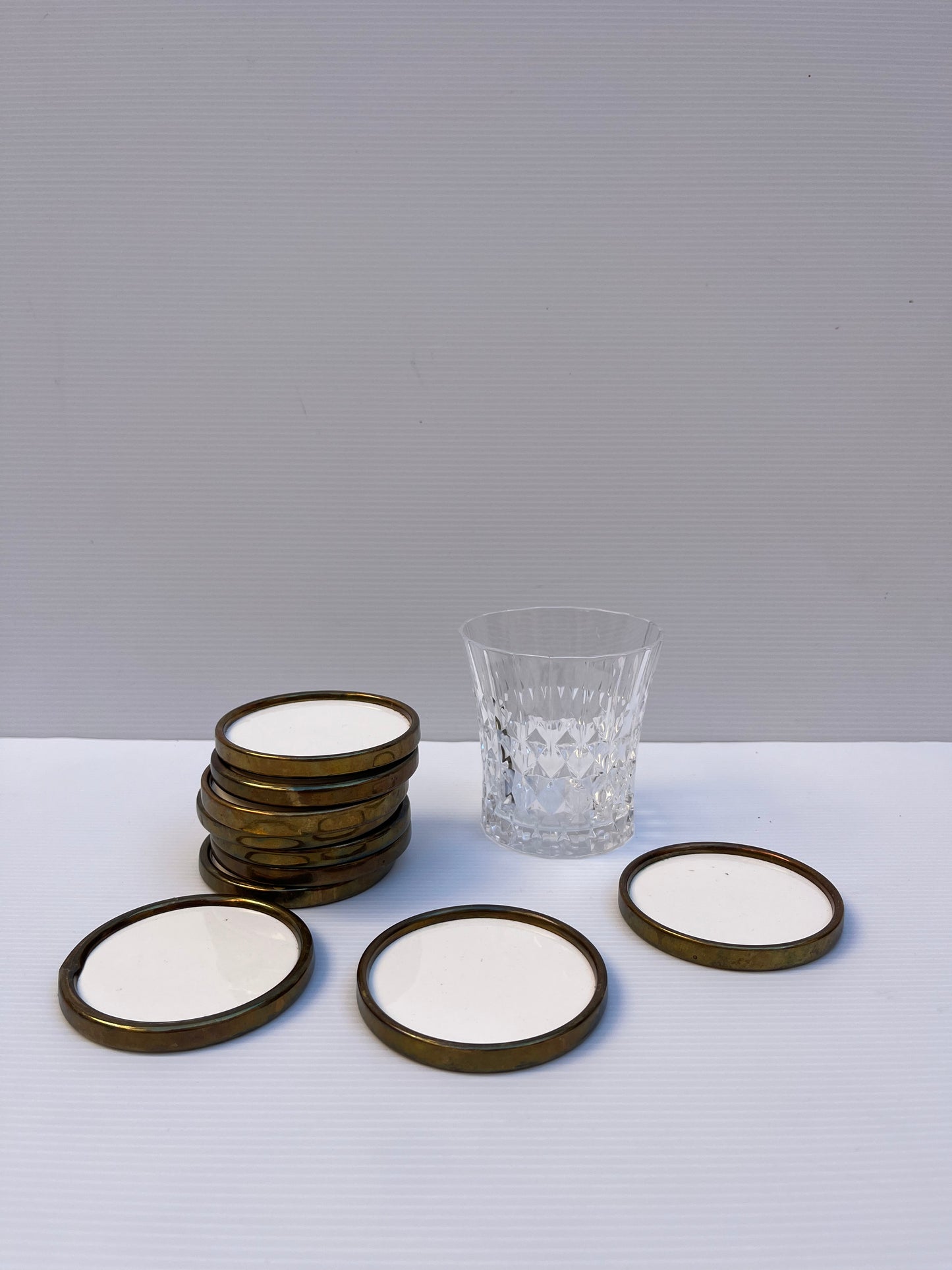 Lot de 10 dessous de verre en laiton et porcelaine