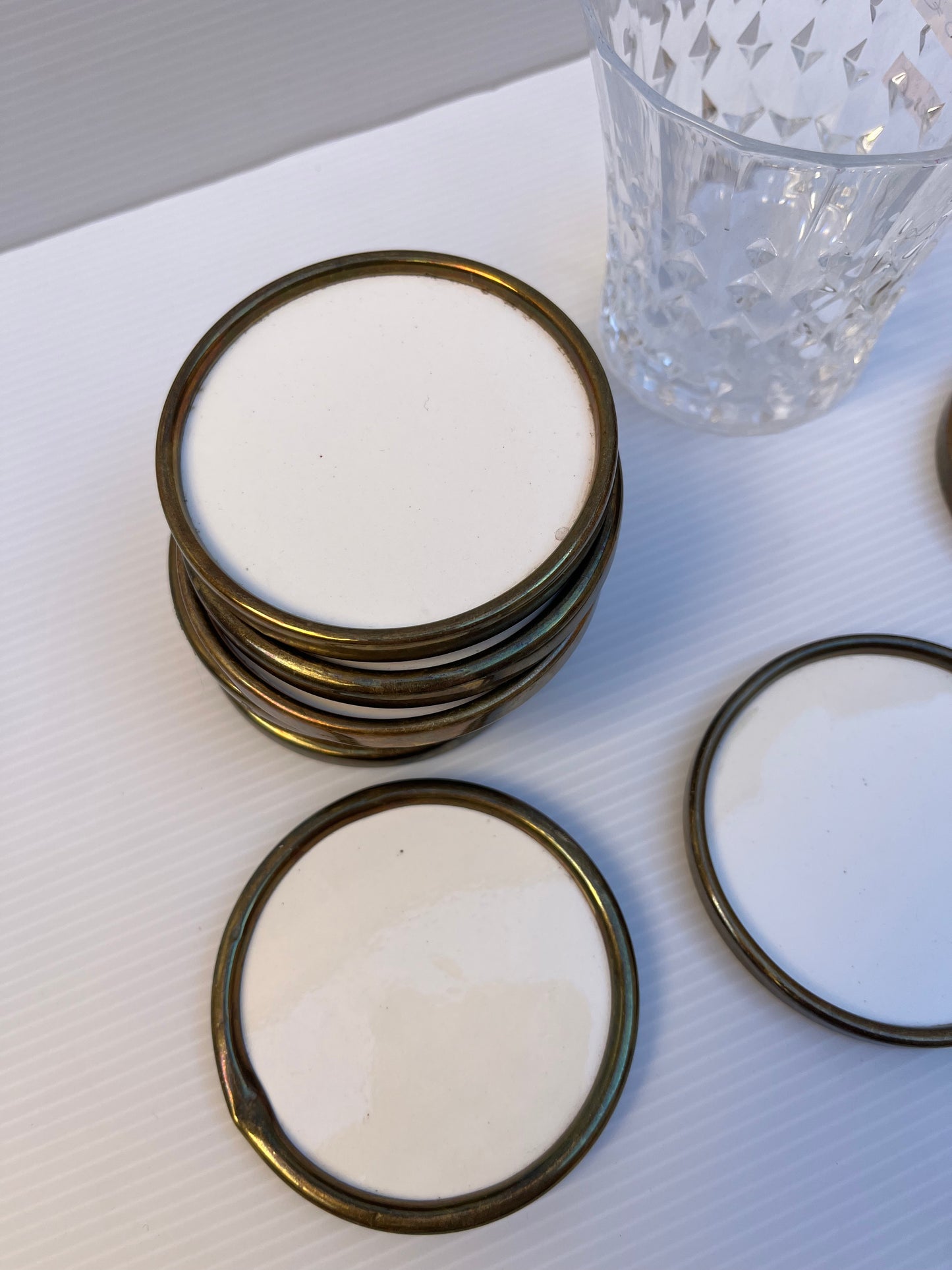 Lot de 10 dessous de verre en laiton et porcelaine