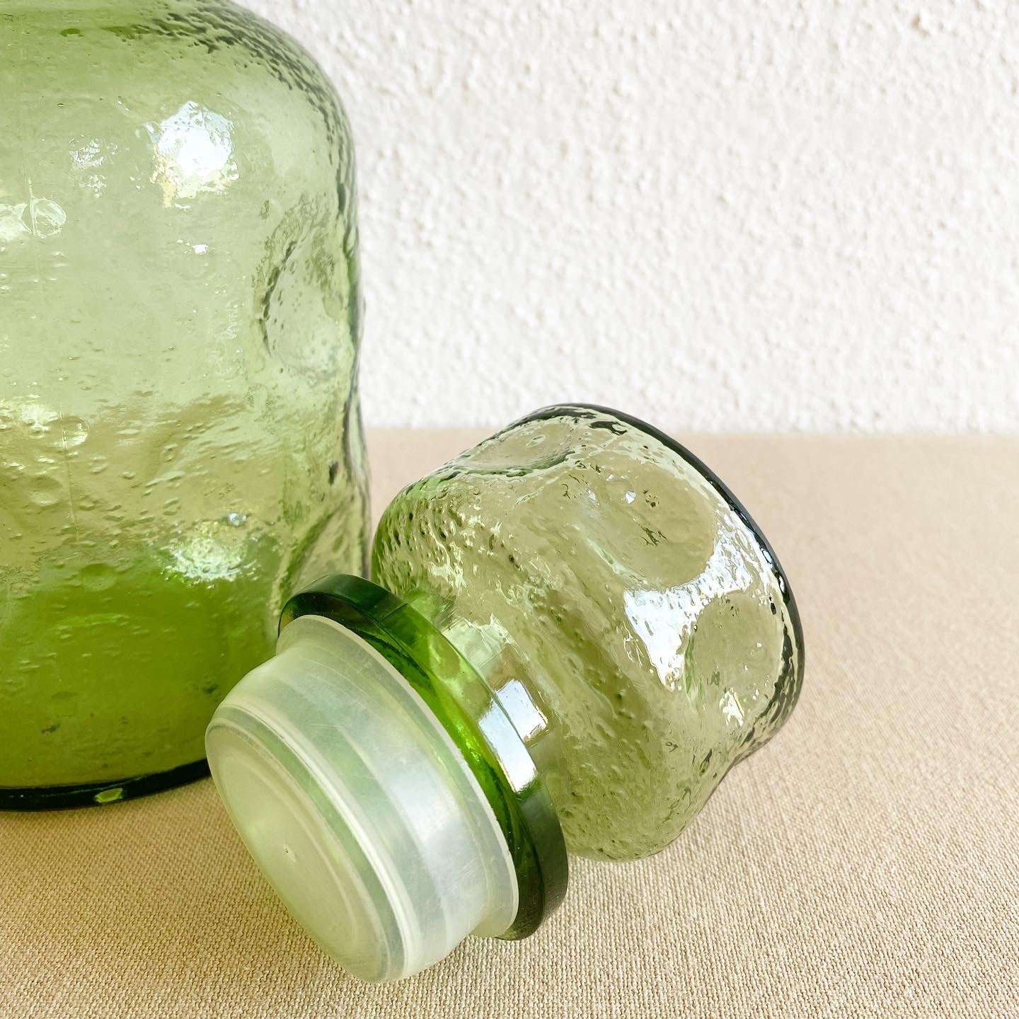 Carafe bullée en verre vert