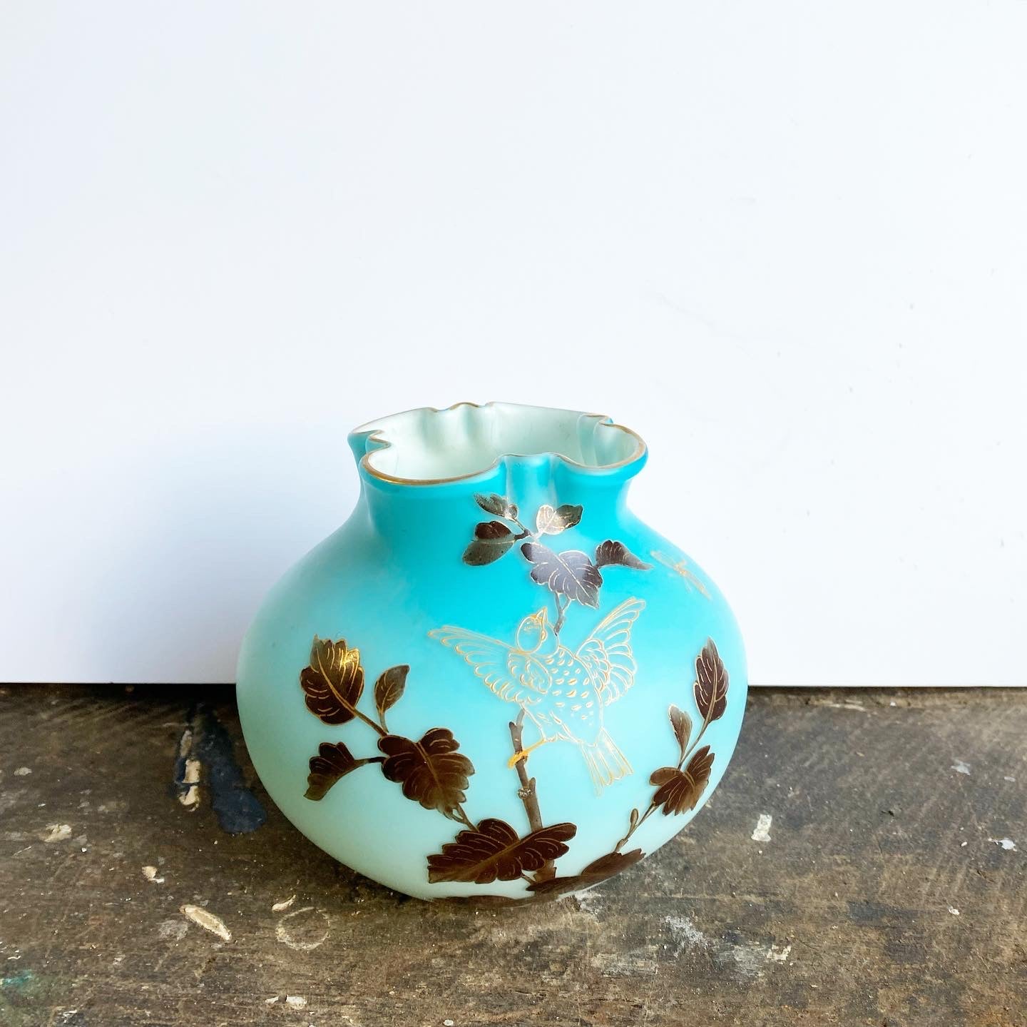 Petit vase bleu avec décor