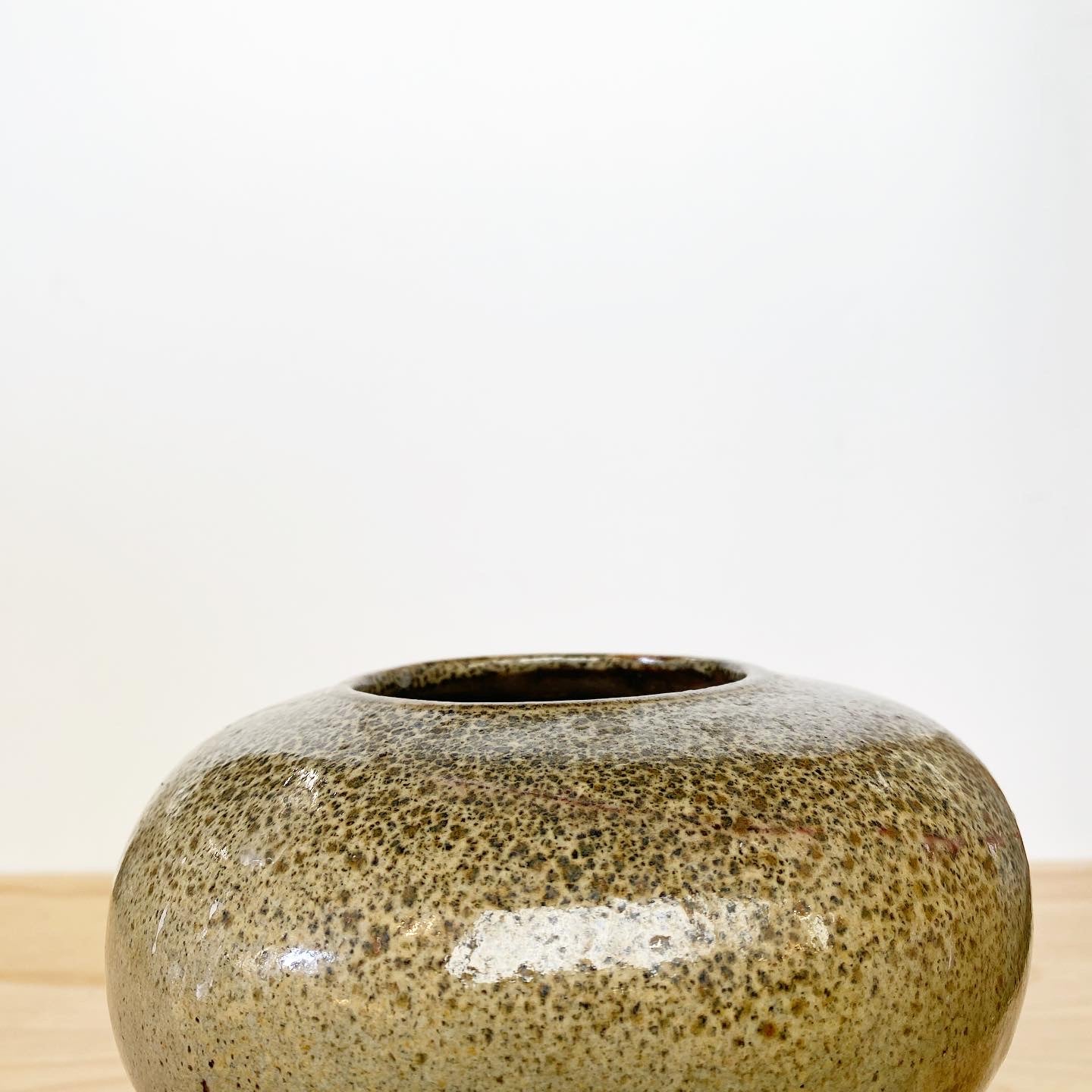Vase boule céramique mouchetée