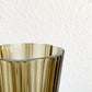 Vase strié en verre fumé