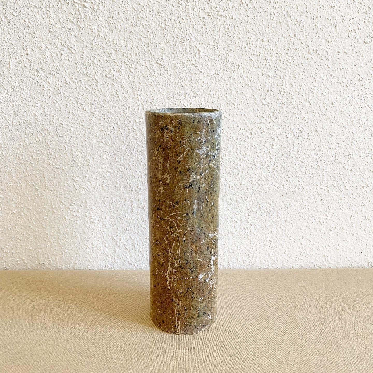Vase cylindrique en pierre