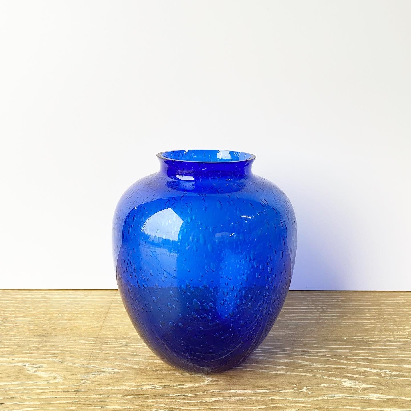 Vase boule bullé bleu en verre