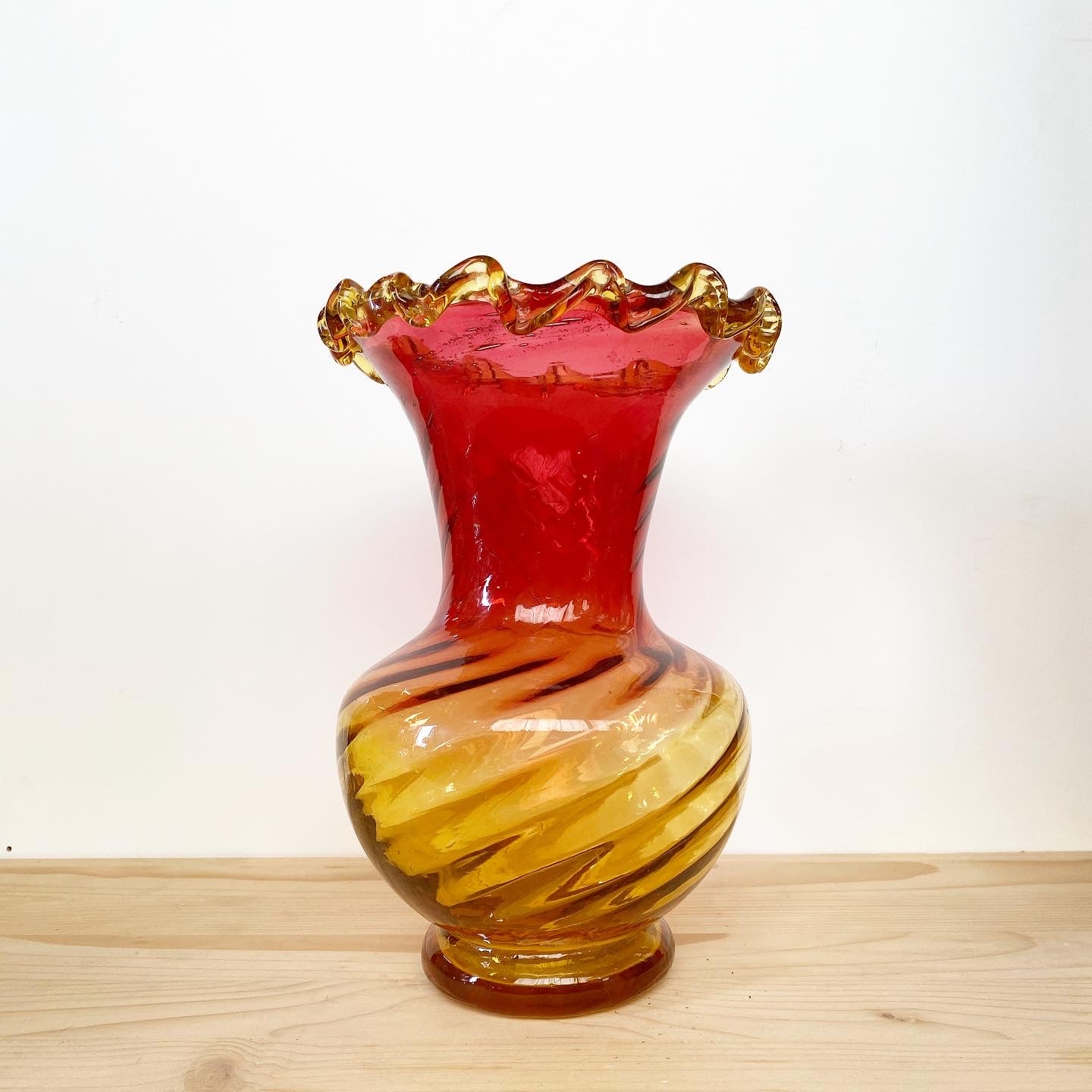 Vase verre soufflé torsadé rouge
