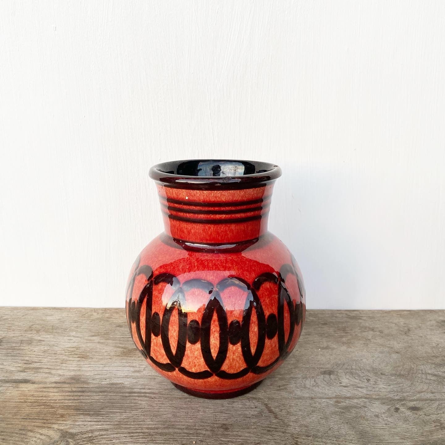Vase en céramique rouge signé